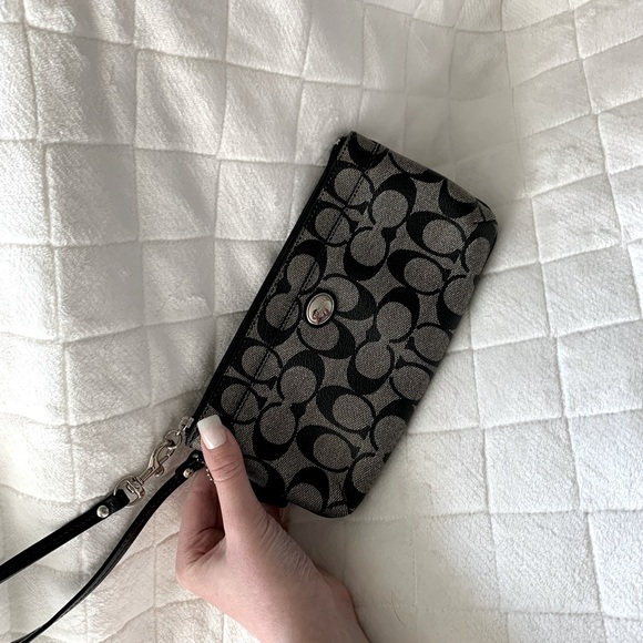 Coach Wristlet 🖤 - Picture 2 of 4